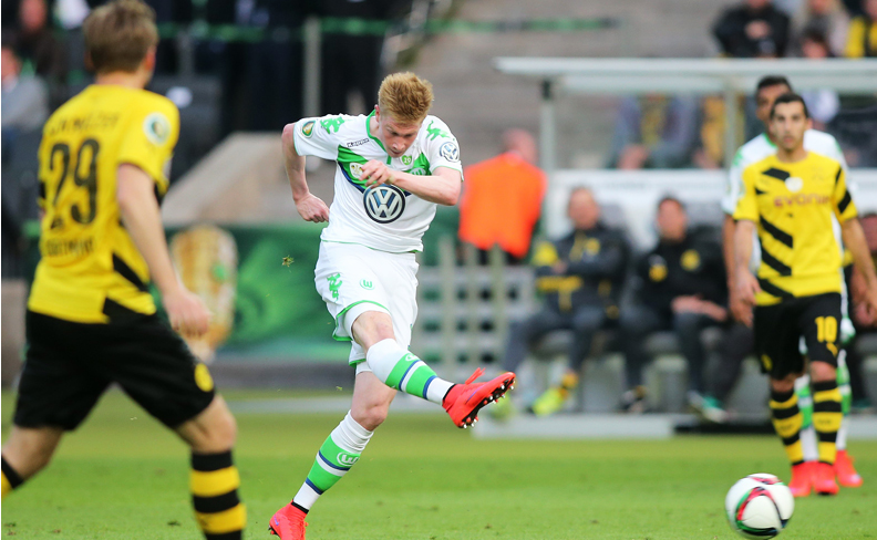 法兰克福球迷诺坎普燃放焰火投掷玻璃杯