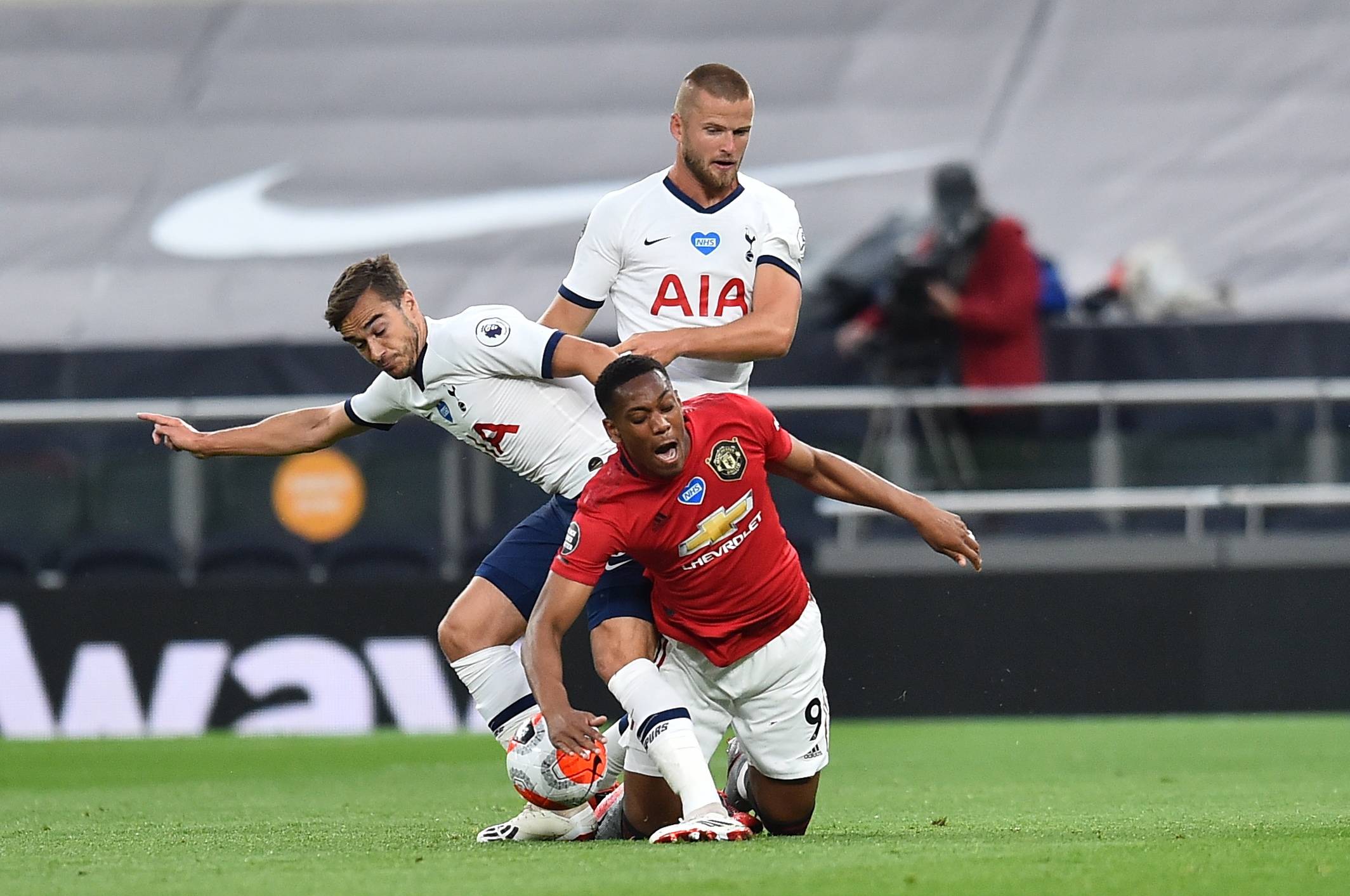 太尴尬！梁靖崑被观众“表白”，一脸严肃，孙颖莎偷笑，队友都懵了