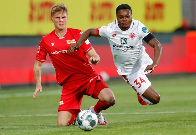 媒体人：李贤重几乎以一己之力摧毁中国男篮的外线防守