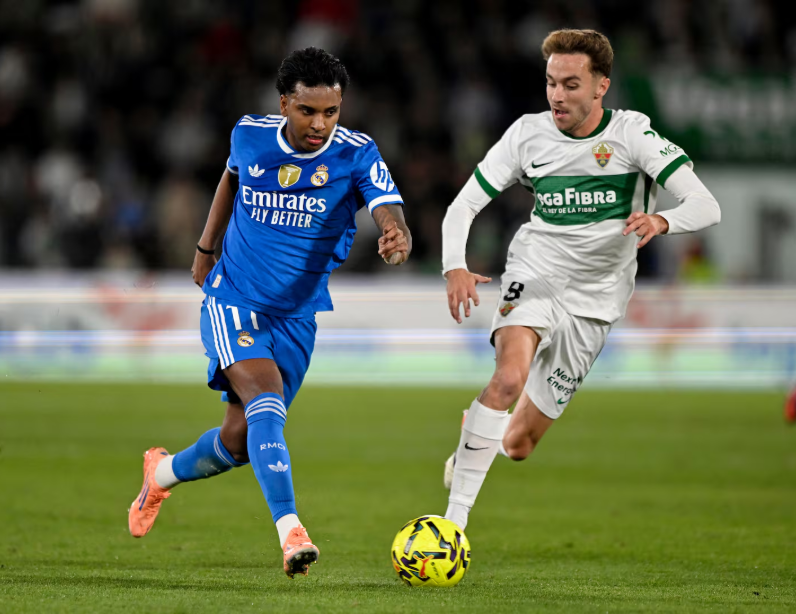 成都蓉城在中超和足协杯表现不佳，古尔芬克尔可能离队，周定洋面临续约问题，俱乐部需补强阵容。