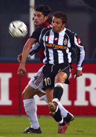 西甲前瞻：矛与盾之战！黄潜信奉防守至上，巴萨火力冠绝西甲（西甲前瞻：巴萨最强火力挑战黄潜钢铁防线，攻防极致对决）