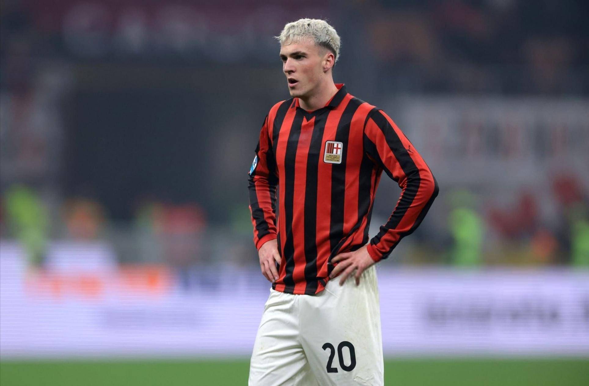 曼联冬窗寻找中场，瞄准加拉格尔欲低成本补强（曼联冬窗补强中场，加拉格尔成低价目标）