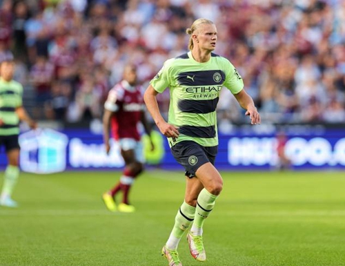 德乙半场：佐马单刀不射、阿杰伊造险，沙尔克暂0-0纽伦堡（德乙半场战报：佐马失单刀、阿杰伊造险，沙尔克暂与纽伦堡0-0僵持）