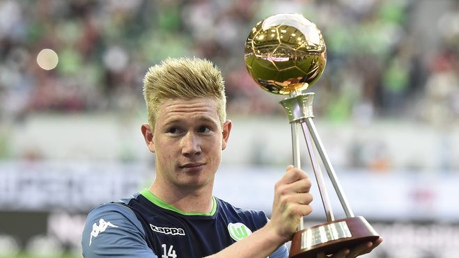 篮球篮网比赛中关键传球帮助球队取胜