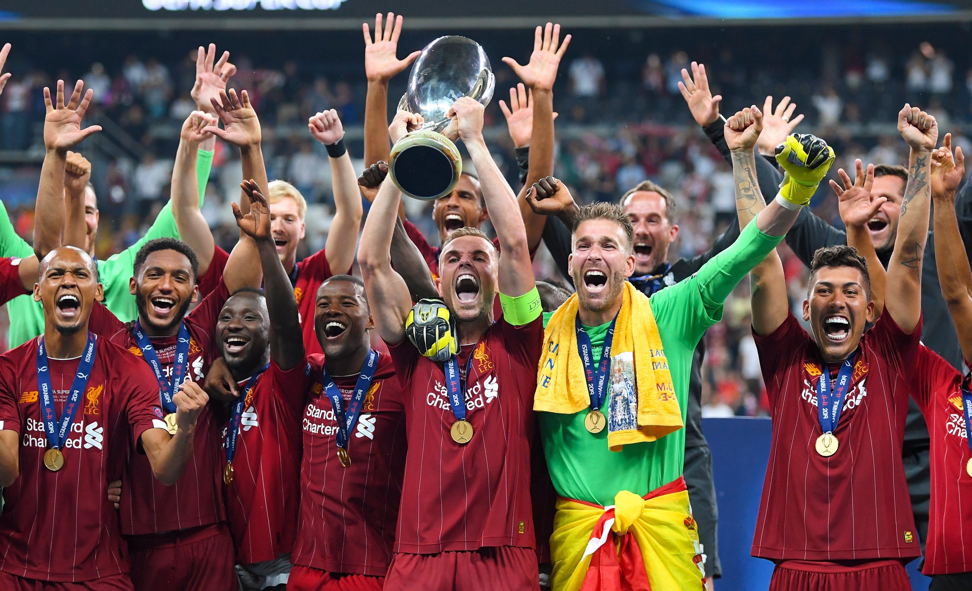 皇马下赛季主场球衣谍照：经典白色主色调，深绿镶边+粉红三道杠（皇马新赛季主场球衣曝光：经典纯白基调，深绿滚边配粉色三条纹）